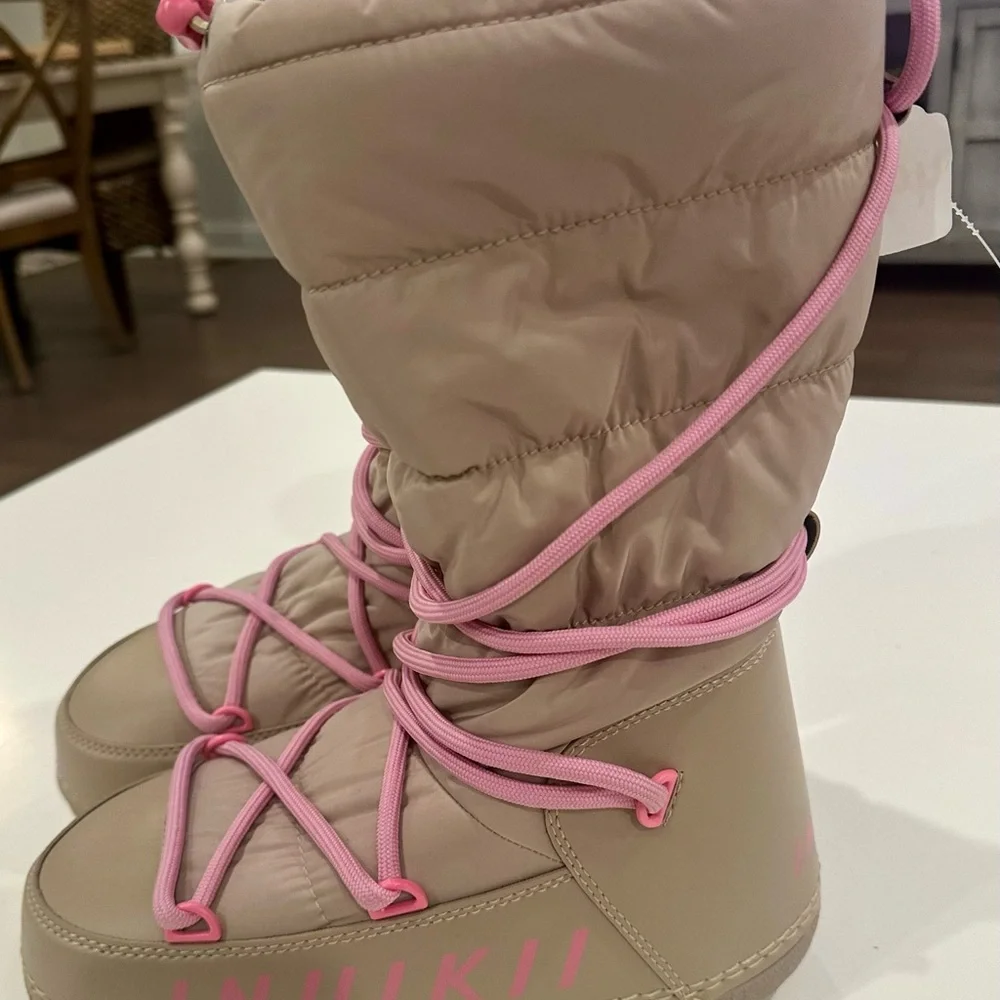 Women’s Winter Snow Boots in Taupe with Pink Laces